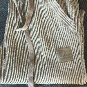 Alo “Muse”  sweatpant in “gravel heather” color. roomy fit jogger style pant.